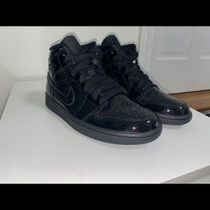 Jordan 1 mid SE Triple Black Patent